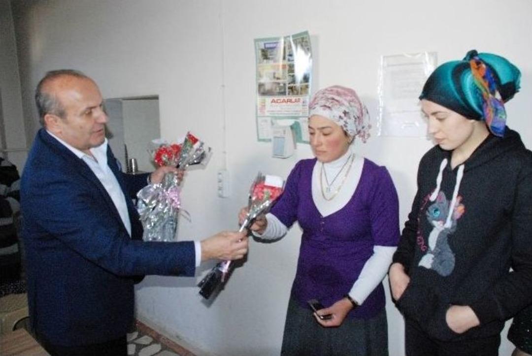 Arslan, 8 Mart&rsquo;ta Fabrikalarda &Ccedil;alışan Bayanları Ziyaret Etti