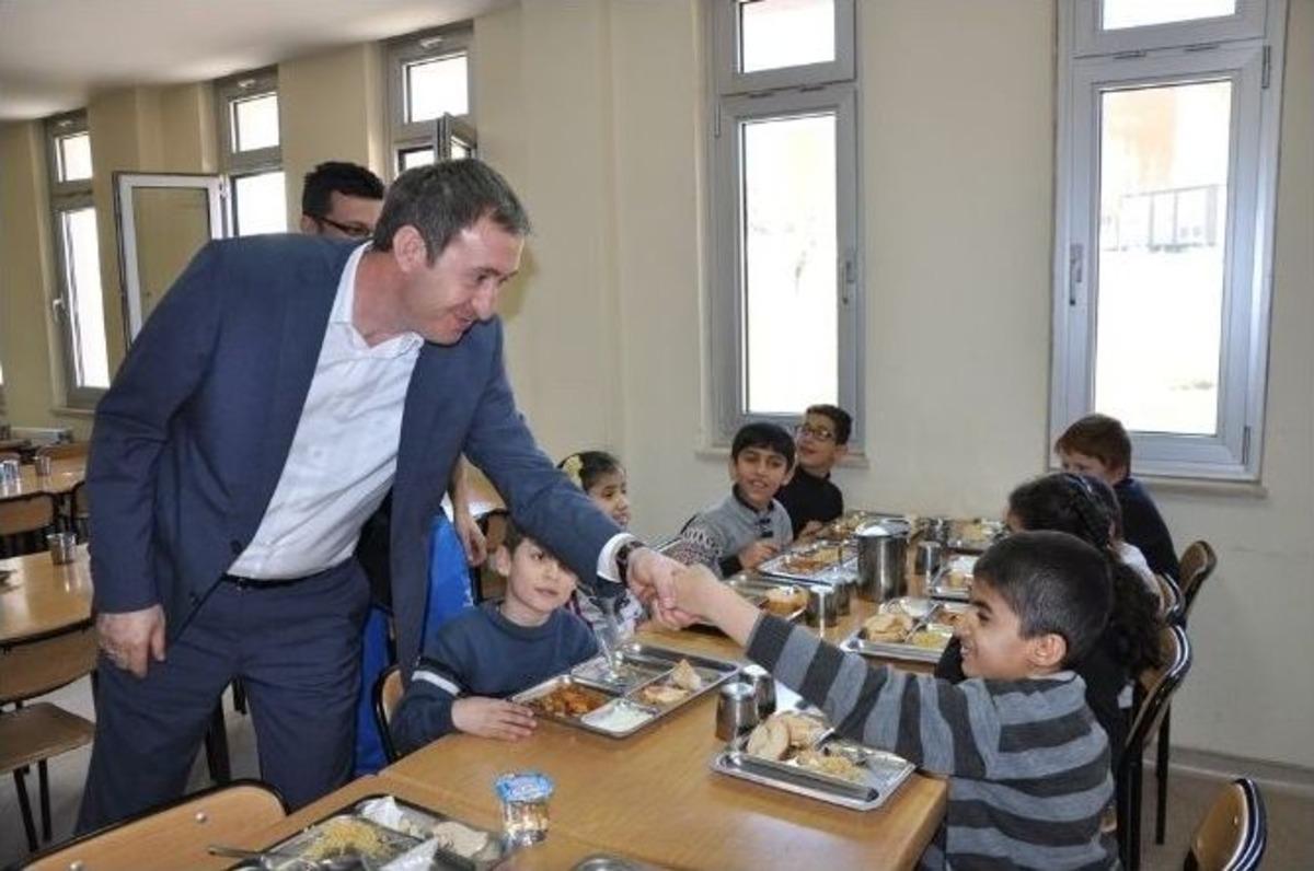 Engellilerden Eşbaşkan Bakırhan&rsquo;a Barış Simgesi Tablo