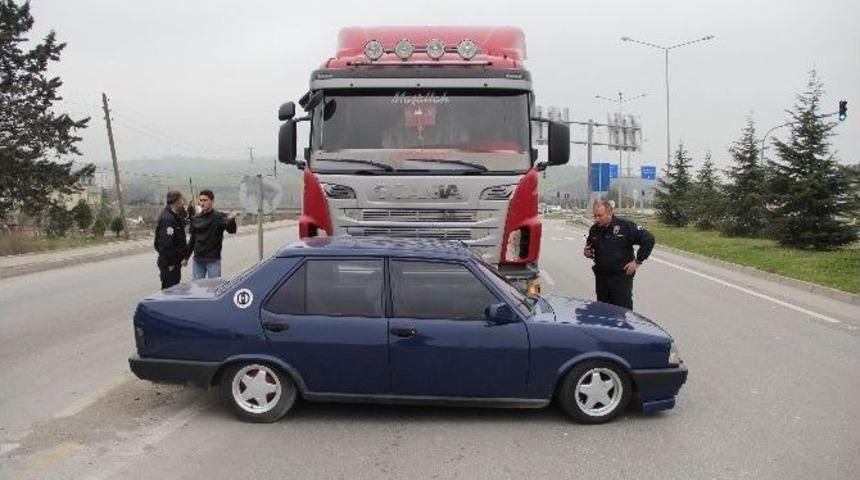 Tır &Ccedil;arptığı Otomobili 25 Metre S&uuml;r&uuml;kledi