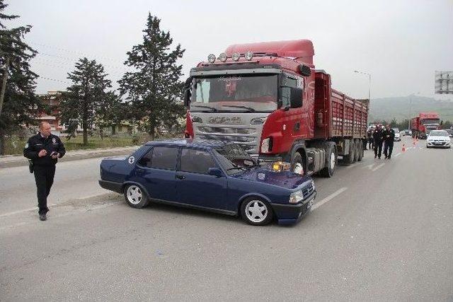 Tır Çarptığı Otomobili 25 Metre Sürükledi