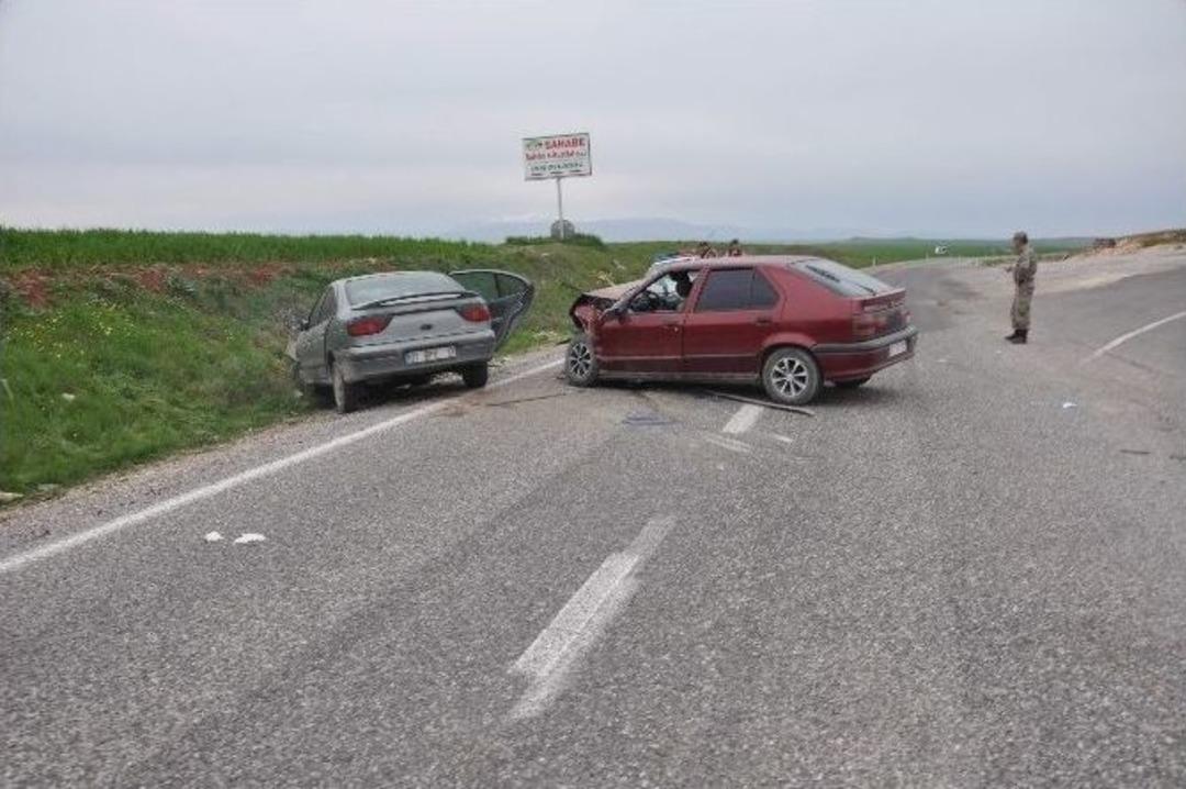 Adıyaman&rsquo;da İki Otomobil &Ccedil;arpıştı: 7 Yaralı