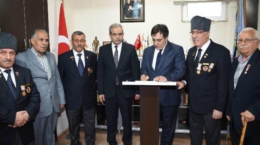 Vali K&uuml;&ccedil;&uuml;k Muharip Gazileri Ziyaret Etti