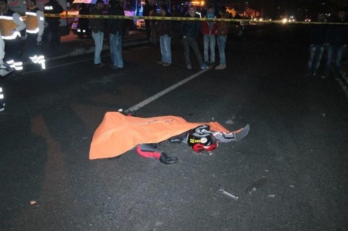 Motosiklet S&uuml;r&uuml;c&uuml;s&uuml; İki Otomobilin Arasında Can Verdi