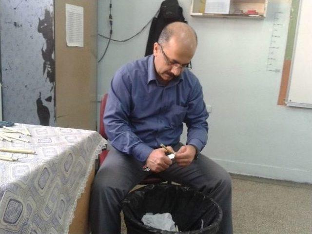 (özel Haber) Kamıştan Kalemler Yapan Öğretmen İlgi Odağı Oldu 2