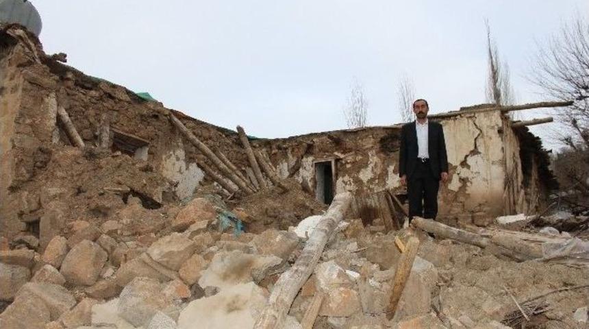 Evleri Yıkılan Aile Yetkililerden Yardım Bekliyor