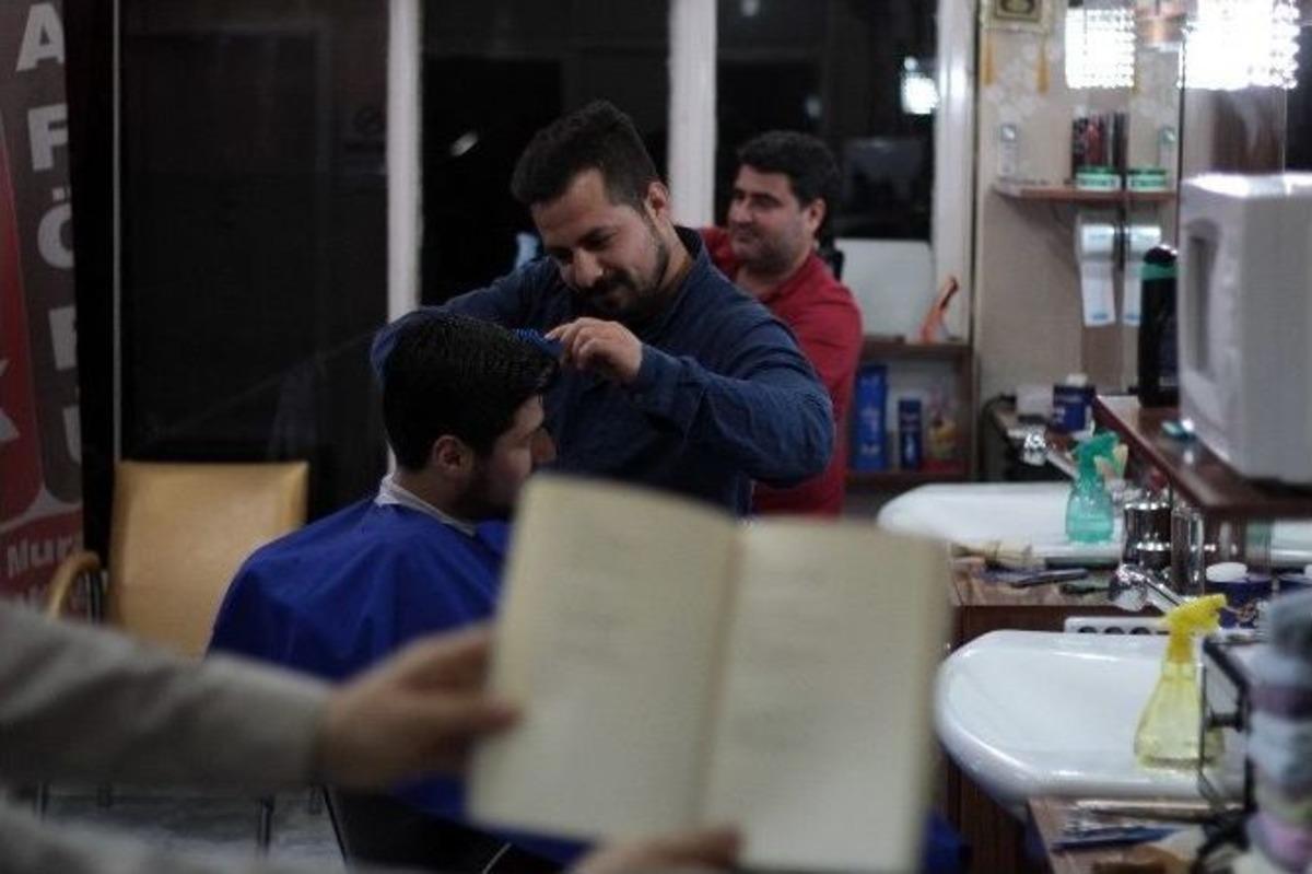 (&ouml;zel Haber) Berber D&uuml;kkanını Mini K&uuml;t&uuml;phaneye D&ouml;n&uuml;şt&uuml;rd&uuml;