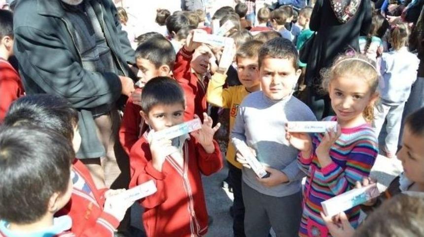 İlk&ouml;ğretim &Ouml;ğrencilerine Ağız Bakım Seti Dağıtıldı