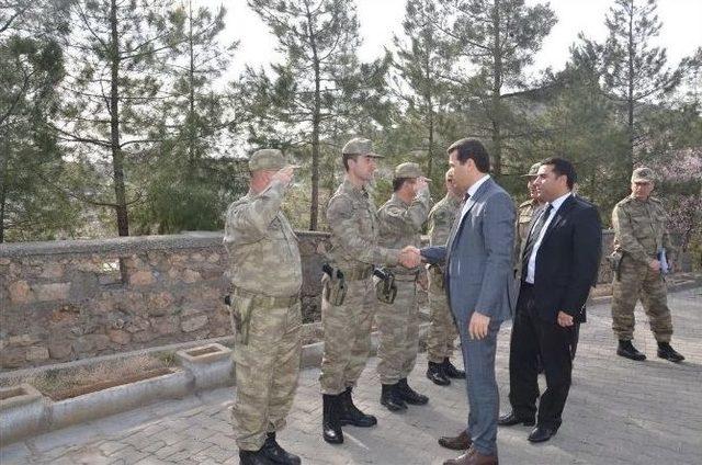 Vali &Ccedil;elik Gerc&uuml;ş&rsquo;te Korucularla Bir Araya Geldi 2