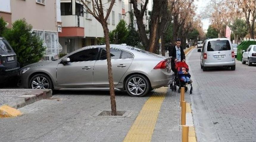 İzmir&rsquo;de Engelli Vatandaşların Yolunu Kapatanlara Ceza Yağdı