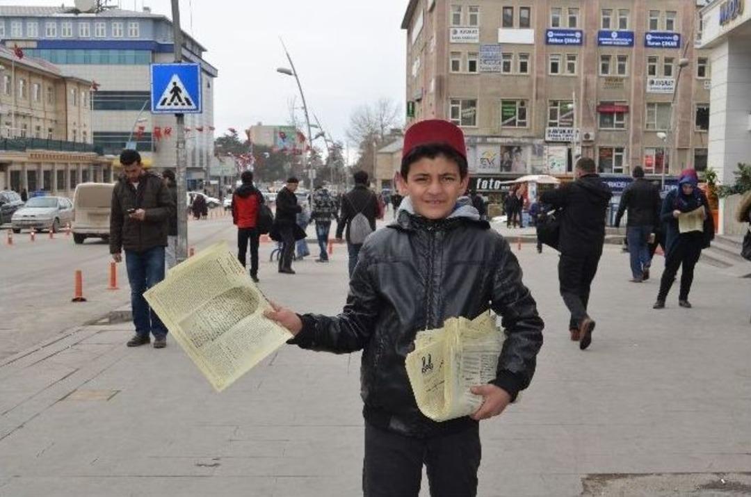 Erzurum&rsquo;da Osmanlıca Gazete Dağıtıldı