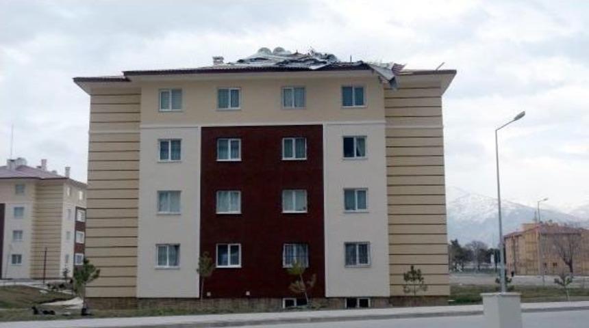 Erzincan'da Hızı Saatte 70 Kilometreyi Bulan R&uuml;zgar &Ccedil;atıları U&ccedil;urdu