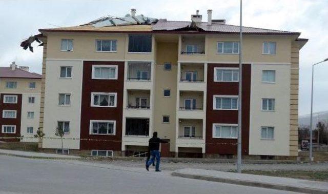 Erzincan da Hızı Saatte 70 Kilometreyi Bulan R&uuml;zgar &Ccedil;atıları U&ccedil;urdu 1