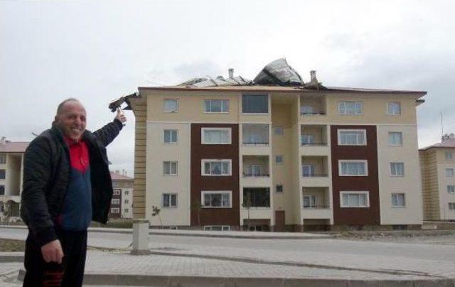 Erzincan da Hızı Saatte 70 Kilometreyi Bulan R&uuml;zgar &Ccedil;atıları U&ccedil;urdu 3