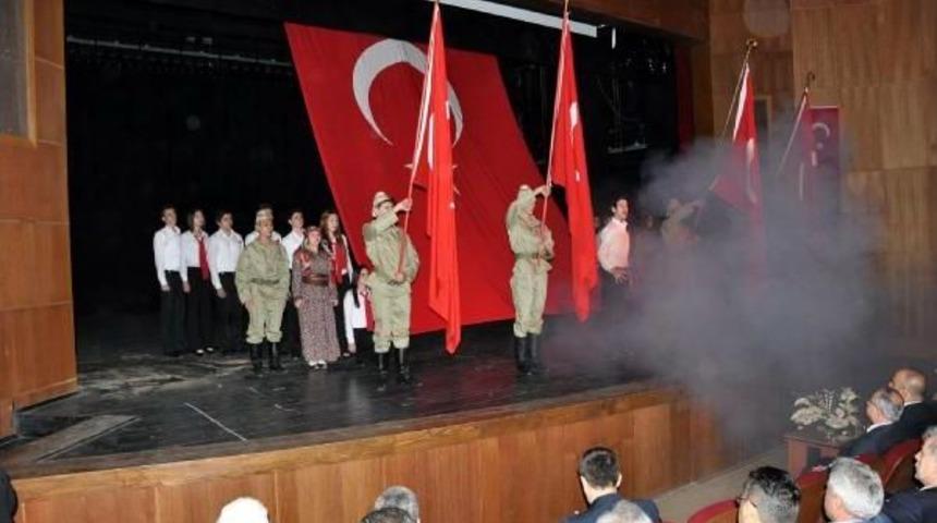 İstiklal Marşı'nın Yıld&ouml;n&uuml;m&uuml; T&ouml;reninde Sahnede Bayıldı