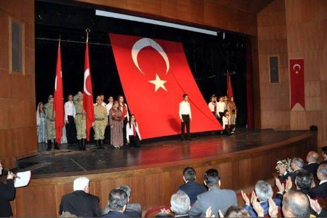 İstiklal Marşı'nın Yıldönümü Töreninde Sahnede Bayıldı