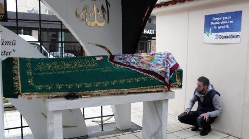 Eşinin &Ouml;ld&uuml;rd&uuml;ğ&uuml; Zehra Aydın Kardeşinin Yanına G&ouml;m&uuml;ld&uuml;