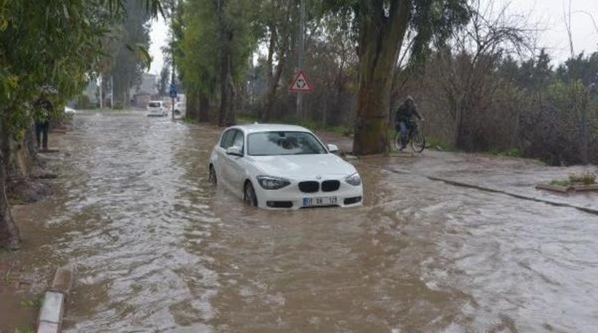Yağmurda Otomobilde Mahsur Kalan 3 Kadın Doktor Kurtarıldı