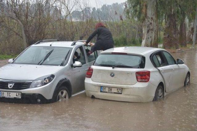 Yağmurda Otomobilde Mahsur Kalan 3 Kadın Doktor Kurtarıldı 1