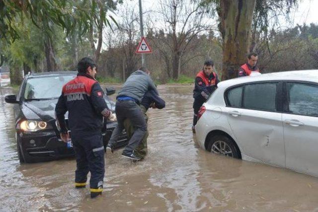 Yağmurda Otomobilde Mahsur Kalan 3 Kadın Doktor Kurtarıldı 2
