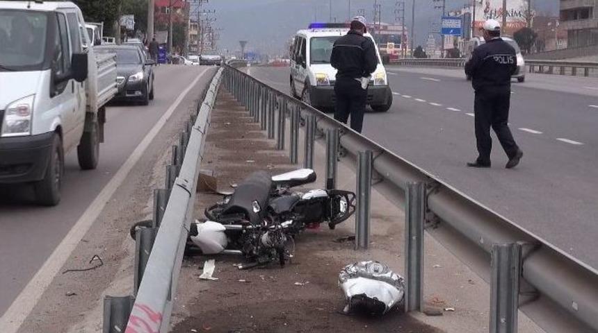 K&ouml;peğe &Ccedil;arpan Motosiklet S&uuml;r&uuml;c&uuml;s&uuml;n&uuml; Kaskı Korudu