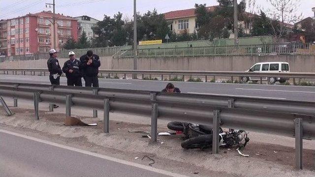 Köpeğe Çarpan Motosiklet Sürücüsünü Kaskı Korudu