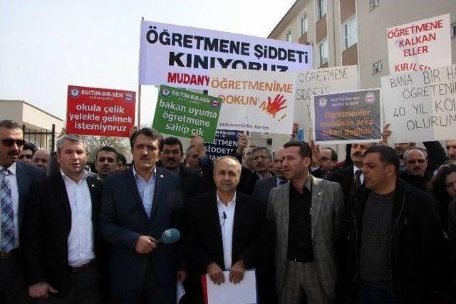 &Ouml;ğretmenlerden Dayak Eylemi 1