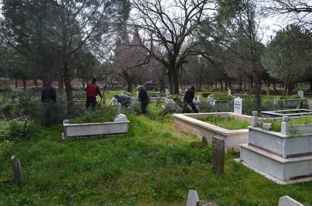 Gömeç’te Kabristanlıklar Mezbelelikten Kurtarılıyor 3