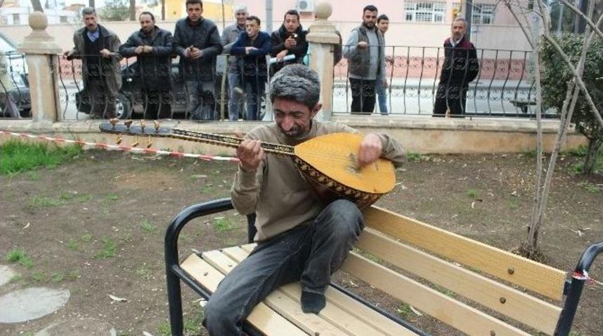 Kobanili Halk Ozanının Hali Y&uuml;rekleri Burkuyor