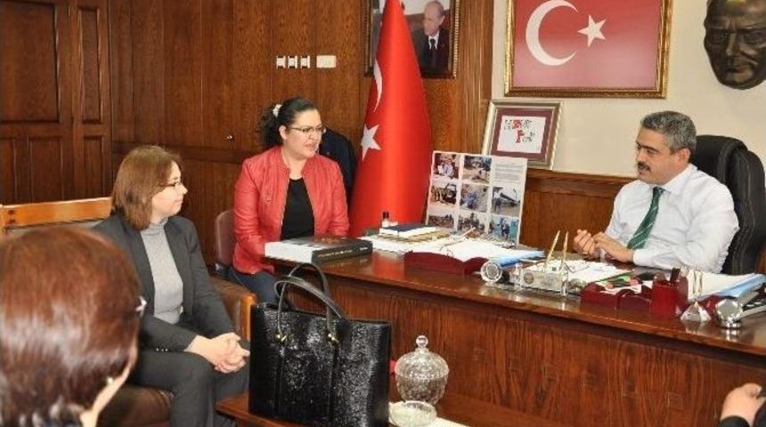 Kadın Emeğine Saygı Projesine Destek Veren Alıcık&rsquo;a Bayanlardan Plaket