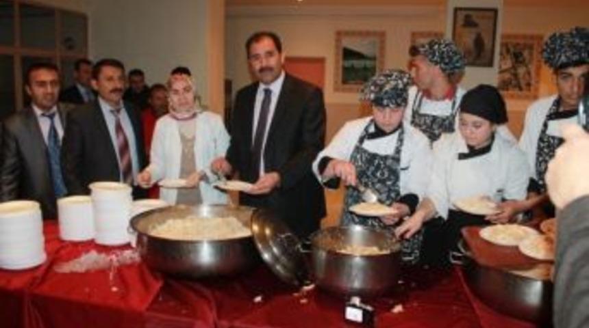 Erzincan İl Milli Eğitim M&uuml;d&uuml;rl&uuml;ğ&uuml; &Ouml;ğrencilerine &ldquo;sevgi Pilavı&rdquo; İkramı