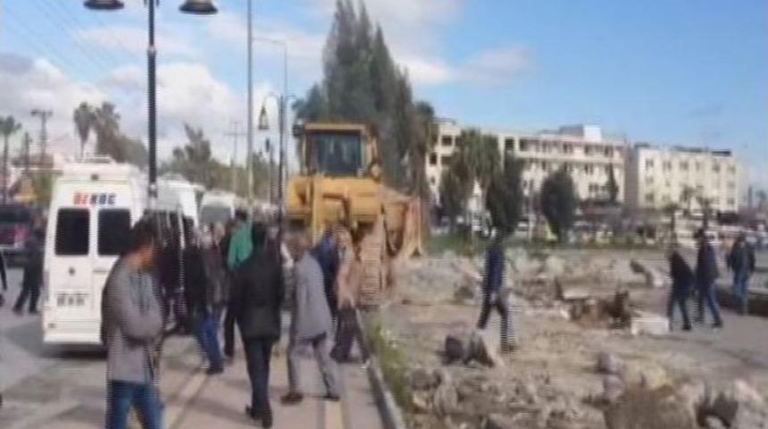 Kep&ccedil;eyi Kalabalığın &Uuml;zerine S&uuml;rd&uuml;