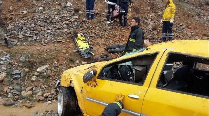 Ticari Taksi Şarampole Yuvarlandı: 1 &Ouml;l&uuml;