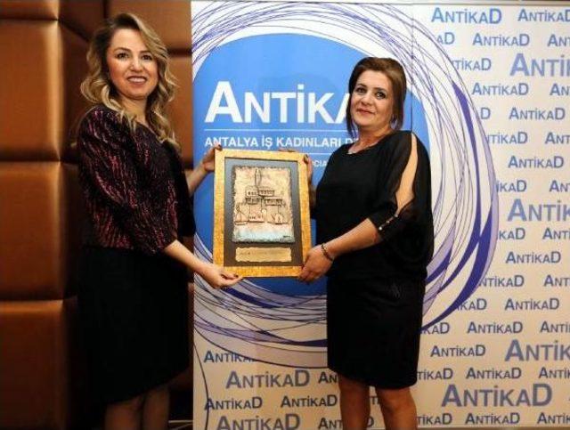 'yılın Annesi' Plaketini Aldı