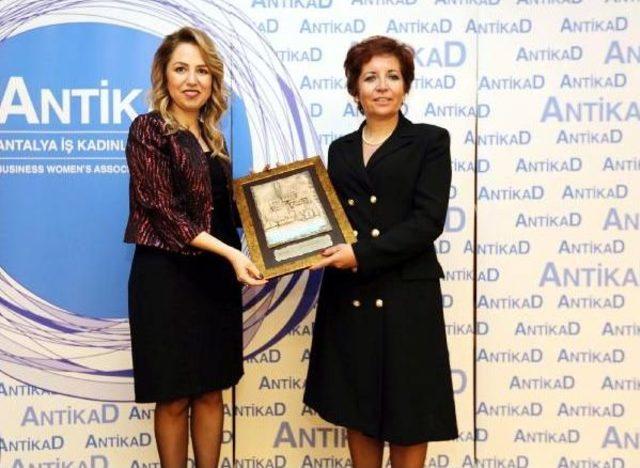 'yılın Annesi' Plaketini Aldı