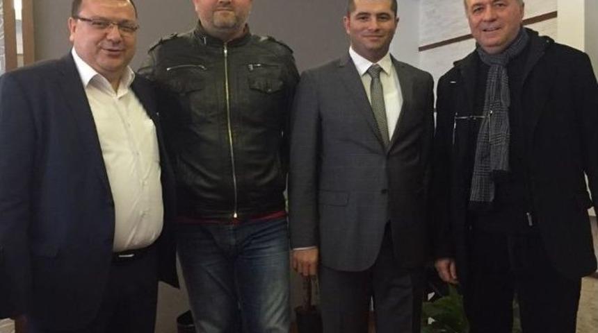 Madak, Ziyaretlerini S&uuml;rd&uuml;r&uuml;yor