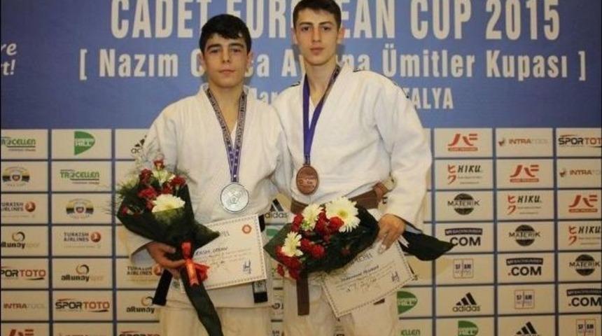 Milli Judocu G&uuml;m&uuml;ş Madalya İle D&ouml;nd&uuml;