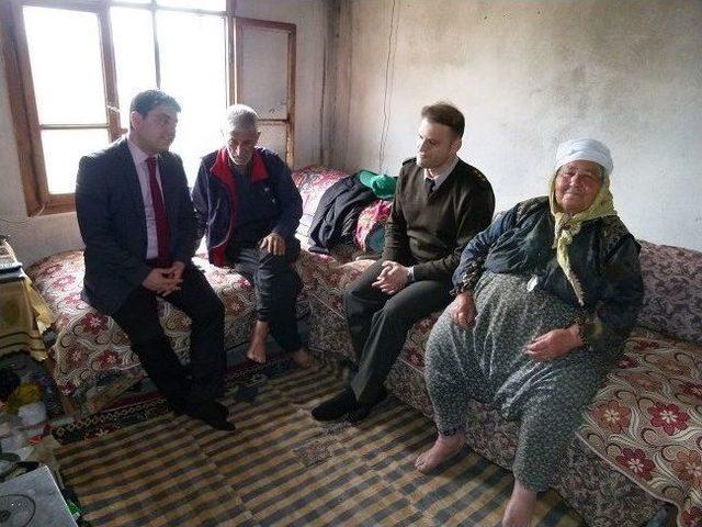 Karaisalı Kaymakamı Tun&ccedil;&rsquo;tan Şehit Ailelerine Ziyaret 3