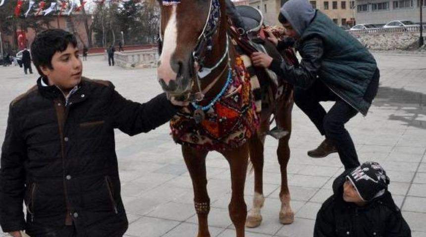 Erzurum'da Kurtuluş Coşkusundan Renkli G&ouml;r&uuml;nt&uuml;ler