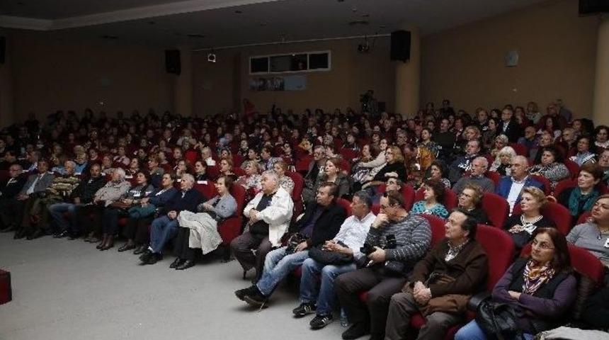 M&uuml;zeyyen Senar Şarkılarla Anıldı