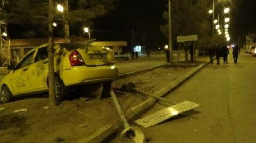 Iğdır'da Alkoll&uuml; S&uuml;r&uuml;c&uuml; Dehşeti: 1 &Ouml;l&uuml;, 4 Yaralı