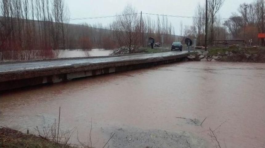 Yıldızeli&rsquo;nde Sel Yolları Ulaşıma Kapattı