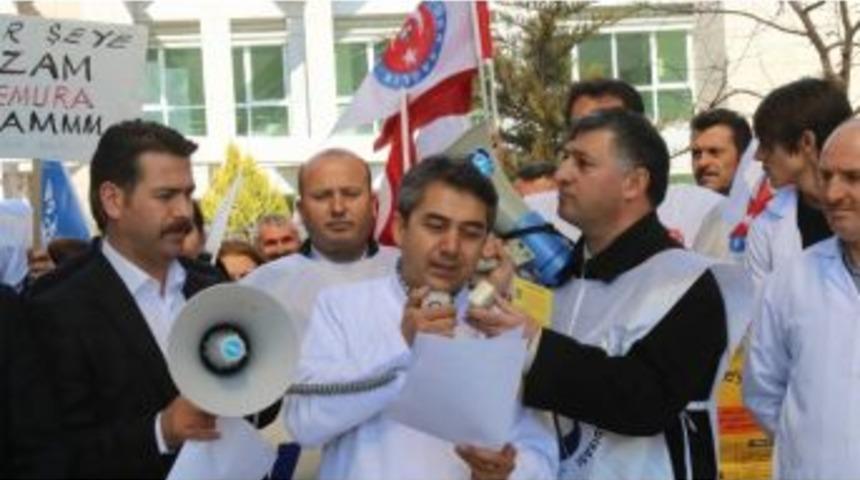 Sağlık &Ccedil;alışanları Taleplerini Basın A&ccedil;ıklaması İle Anlattı