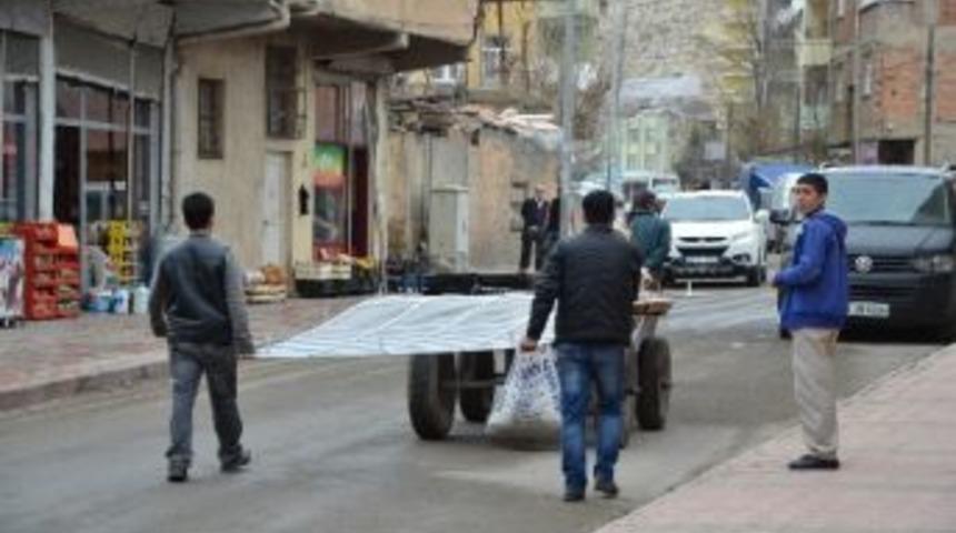 At Arabalarına Y&uuml;klenen Malzeme Tehlike Sa&ccedil;ıyor