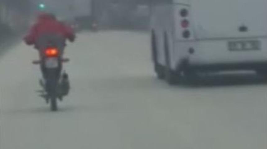 Motosiklet S&uuml;r&uuml;c&uuml;s&uuml;n&uuml;n Trafikte Tehlikeli Akrobasisi