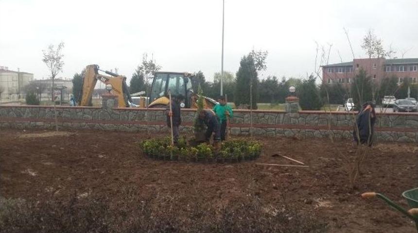 Kartepe Abd&uuml;lhamithan Camii&rsquo;nde Peyzaj D&uuml;zenlemesi Yapılıyor