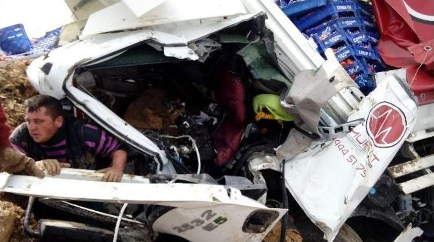 Domates Y&uuml;kl&uuml; Kamyon Şarampole Devrildi, 2 Yaralı