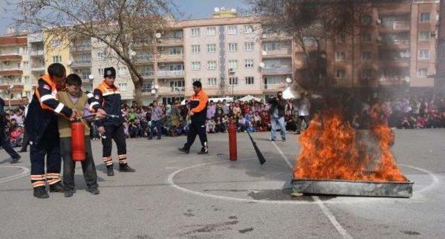 Yıkım Kararı Verilen Ilkokulda Deprem Tatbikatı