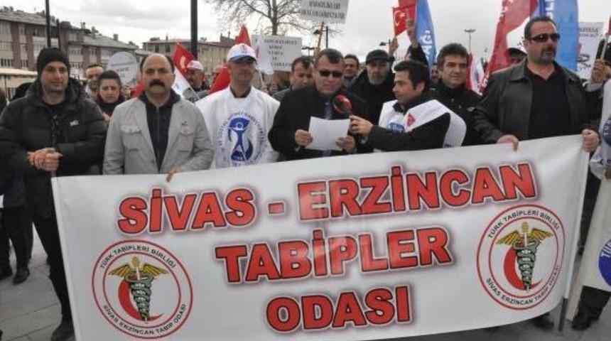 Sivas'ta Sağlık &Ccedil;alışanları Iş Bıraktı