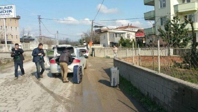 Polisten Kaçarken Attıkları Valizden Silahlar Ve Uyuşturucu Çıktı