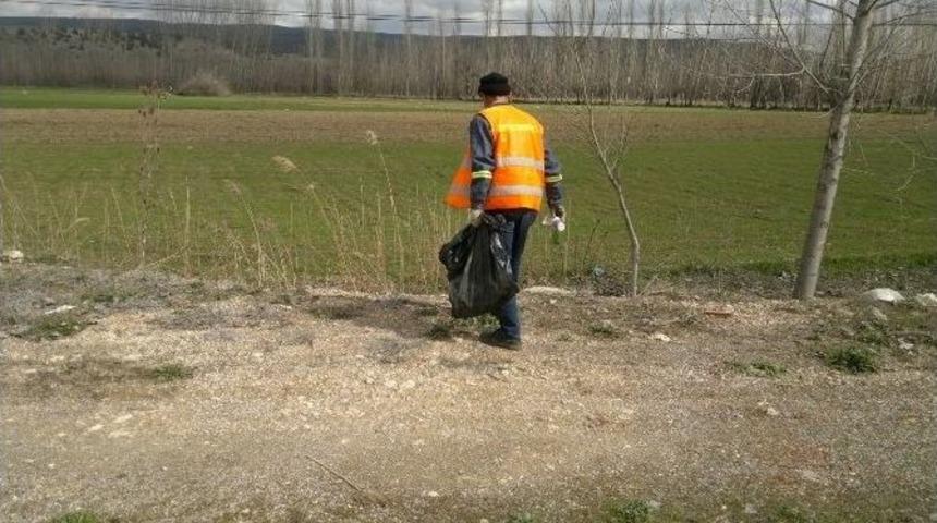 Karayolu Kenarları &Ccedil;&ouml;plerden Temizliyor